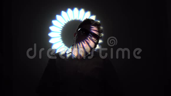 一个穿着五彩光束的胖子的肖像视频的预览图