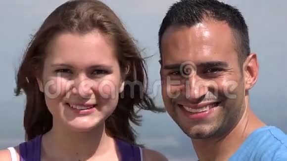 幸福的男人和女人夫妇视频的预览图