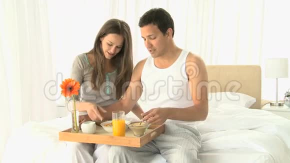 可爱的一对夫妇在吃早餐视频的预览图