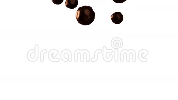 巧克力滴落在白色屏幕上视频的预览图