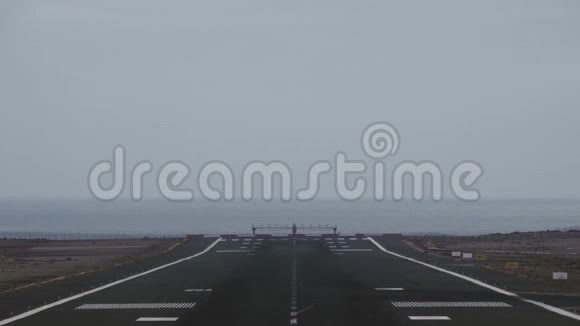 飞机到达喷气飞机降落视频的预览图