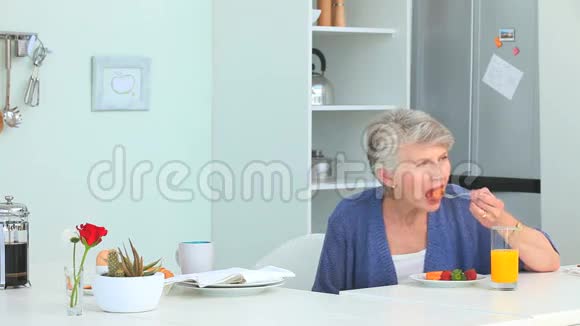 成熟的女人吃草莓视频的预览图