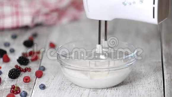 女人在厨房准备鲜奶油视频的预览图