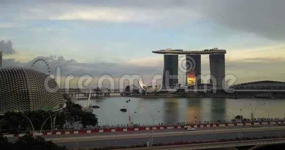 日落时的新加坡鸟瞰著名的滨海湾金沙酒店视频的预览图