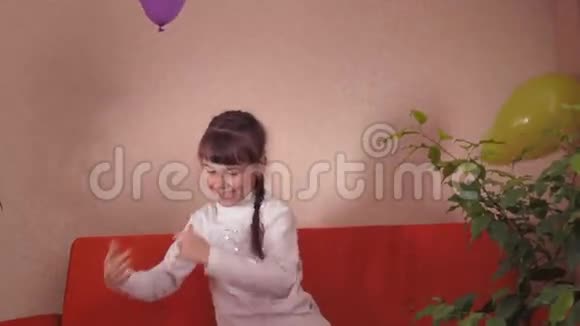小女孩玩气球视频的预览图