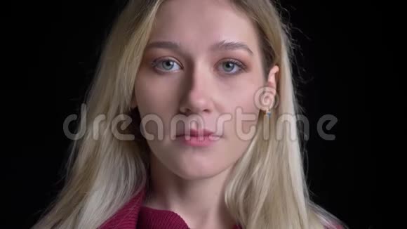 年轻漂亮的白种人女性的特写镜头金发正对着镜头视频的预览图