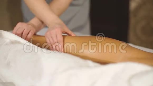 一个做治疗按摩小腿的女人视频的预览图