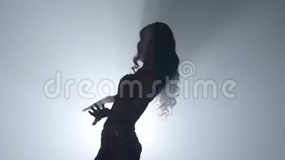 在烟雾背景下穿裙子跳舞的女孩西瓦特慢动作视频的预览图