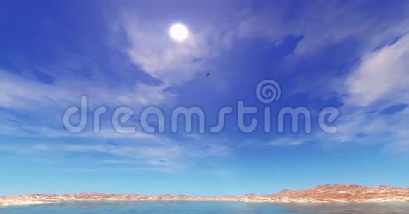鹰盘旋在高高的天空湖和山明亮的太阳和云视频的预览图