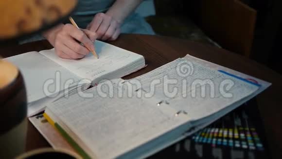 年轻女子坐在桌子旁思考并写作视频的预览图