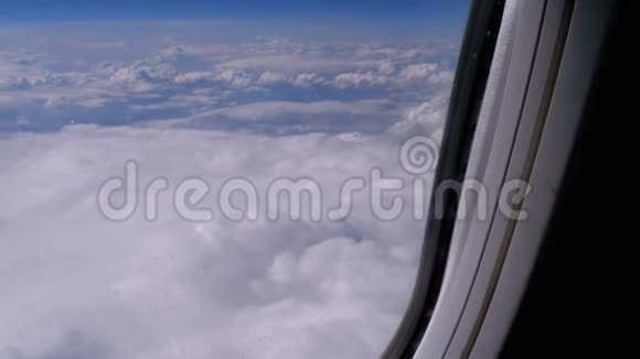 从云中的平面窗口观看飞机在天气上空飞行视频的预览图