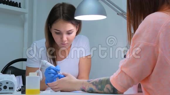 专业美容师为女性涂指甲油视频的预览图