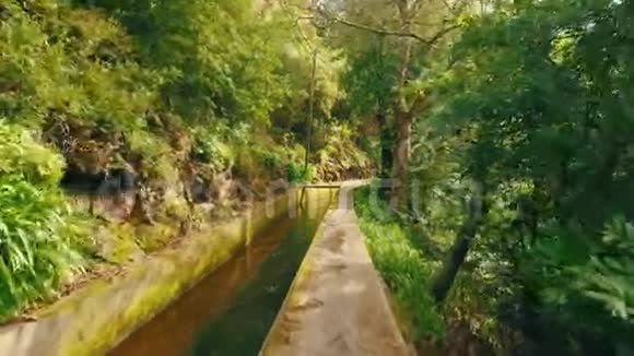 在莱瓦达水道上徒步旅行视频的预览图