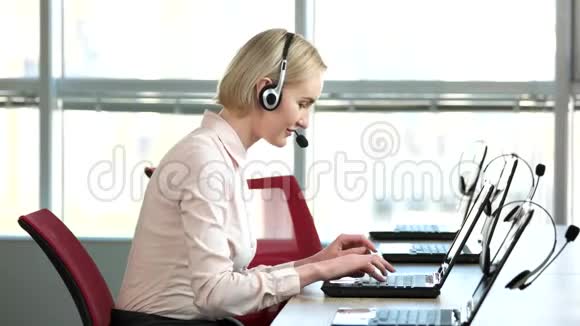 有耳机的女人在呼叫中心工作视频的预览图