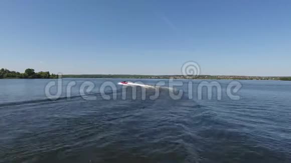 俄罗斯莫斯科2018年5月15日两栖车水上豹红车乘汽车在河上游泳视频的预览图