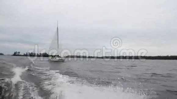 河上的船视频的预览图