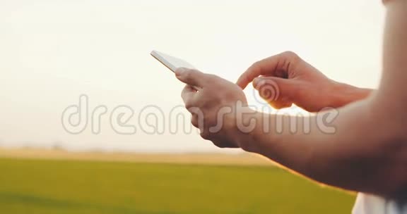 现代青年农民在农业领域使用数字平板电脑视频的预览图