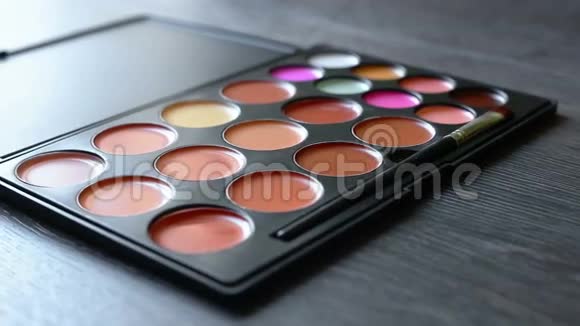 化妆五颜六色的化妆调色板视频的预览图