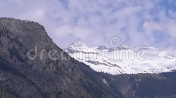 瑞士阿尔卑斯山雪山峰全景视频的预览图