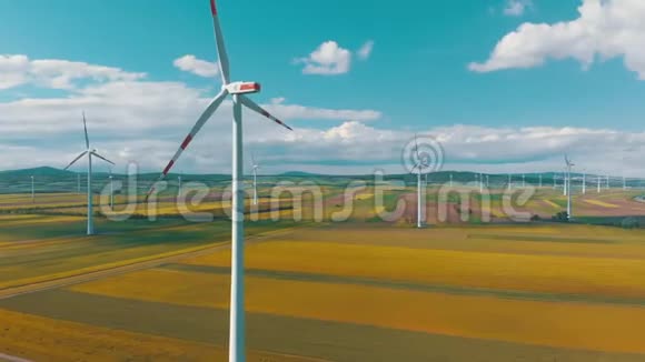 田间风力涡轮机农场的鸟瞰图奥地利能源生产的Drone观点视频的预览图