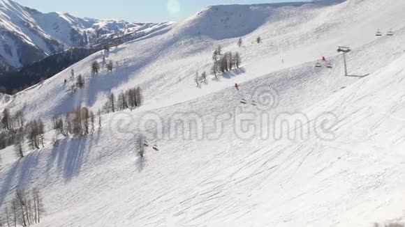 从山顶滑雪坡视频的预览图