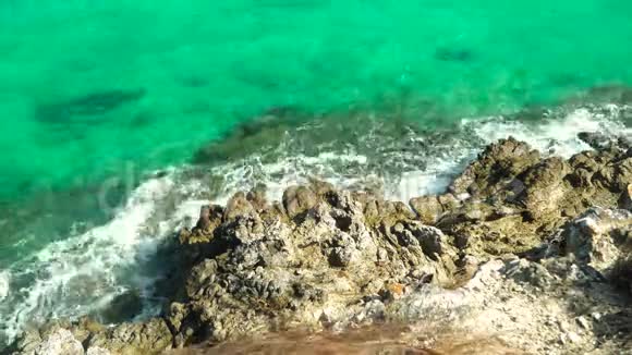 泻湖中的绿松石水面视频的预览图