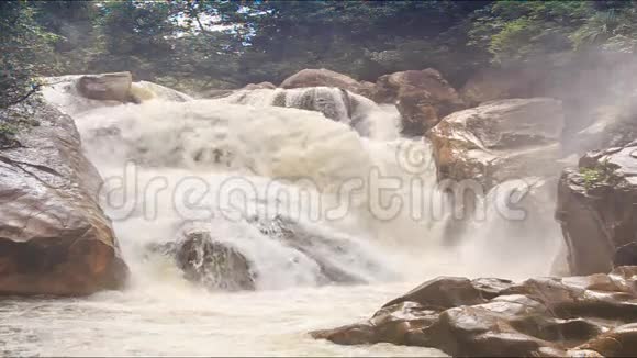 山河暴流瀑布在岩石中视频的预览图