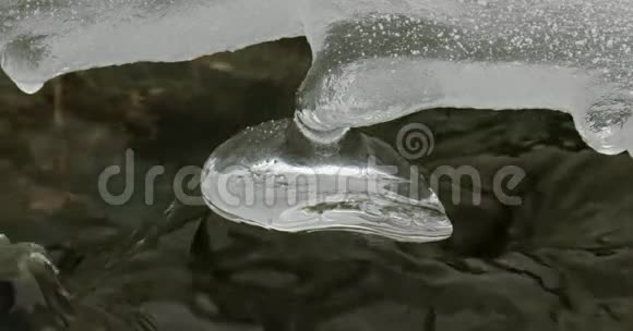 湖泊瀑布冰的细节视频的预览图