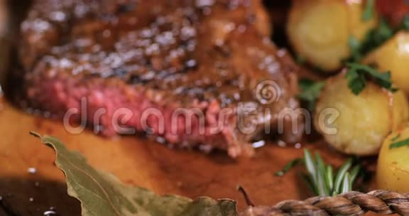 美味的牛腰牛排配芦笋土豆和烤西红柿视频的预览图