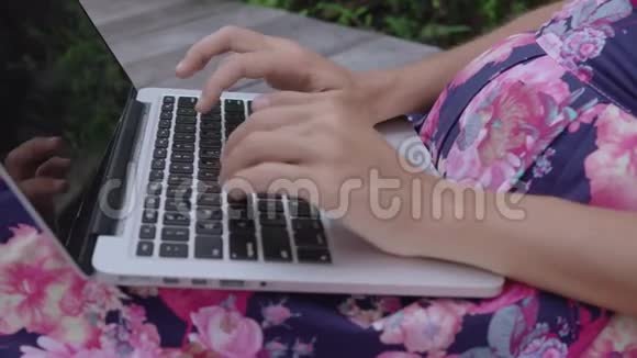 女人在笔记本电脑上打字视频的预览图