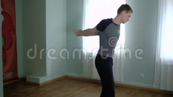 一个男人的瑜伽使工作室健康伸展视频的预览图