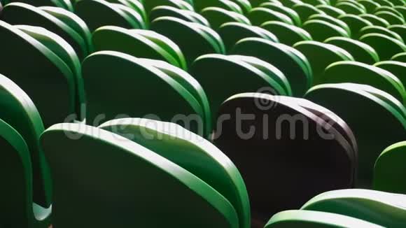 足球场上的一排排座位视频的预览图