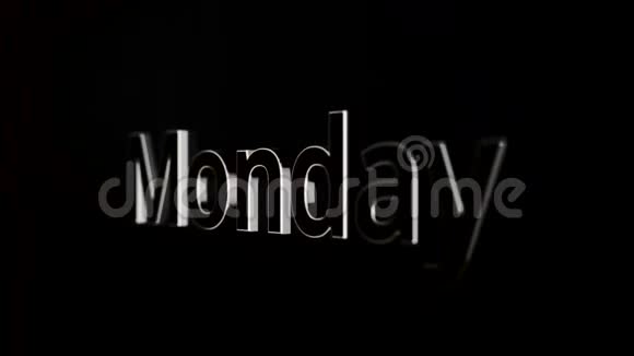 周一文字文字滑动黑色光泽背景三维动画银3D文字动画星期一视频的预览图