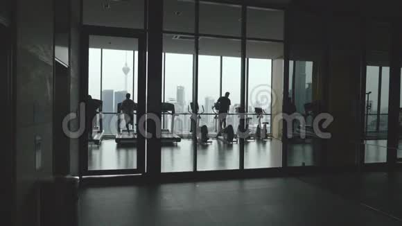 人们在健身房锻炼视频的预览图