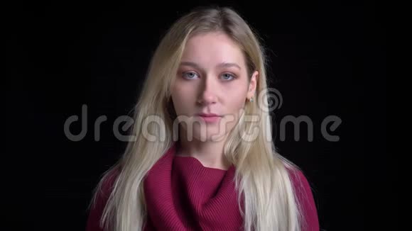 年轻迷人的白种人女性特写镜头金发正对着镜头背景是孤立的视频的预览图