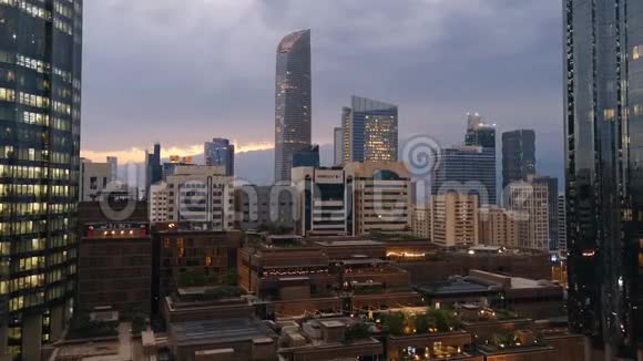 阿布扎比城市天际线和日落时的云彩阿布扎比世界贸易中心和购物中心视频的预览图