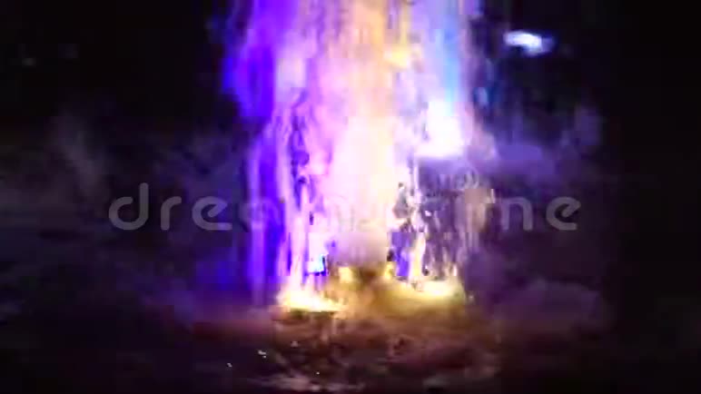 喷泉由五彩灯光点亮视频的预览图