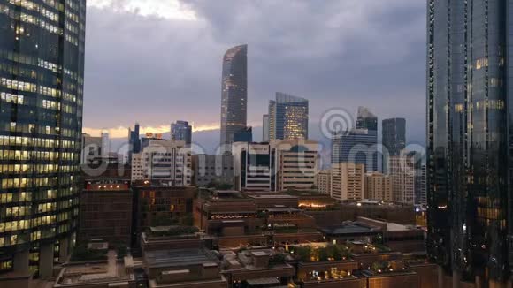 阿布扎比城市天际线和日落时的云彩阿布扎比世界贸易中心和购物中心视频的预览图