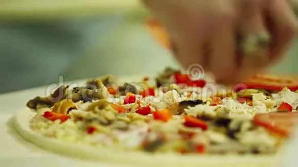 披萨上撒上意大利香料视频的预览图