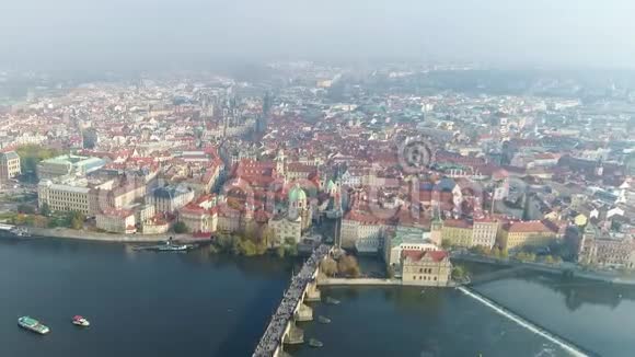 从上面看布拉格的全景布拉格空中景观视频的预览图