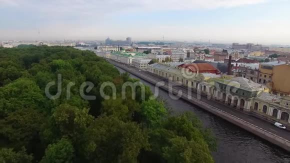 欧洲城市历史市中心堤岸空中无人机景视频的预览图