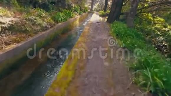 在莱瓦达水道上徒步旅行视频的预览图