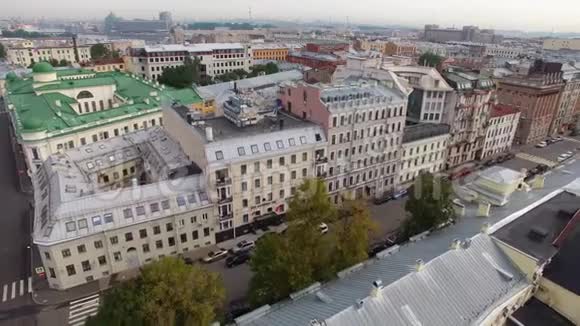 欧洲城市历史市中心堤岸空中无人机景视频的预览图