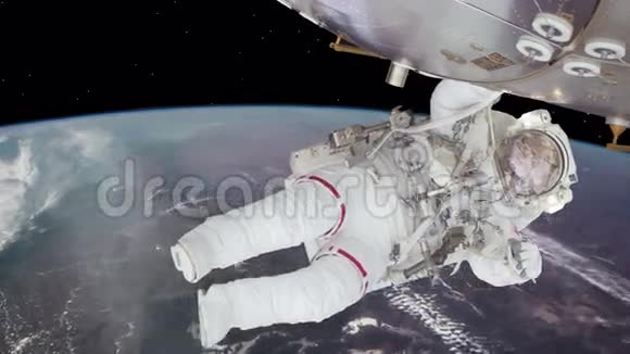 在地球上方空间站工作的宇航员视频的预览图