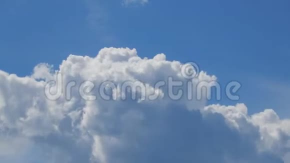 美丽的白云在天空中移动视频的预览图