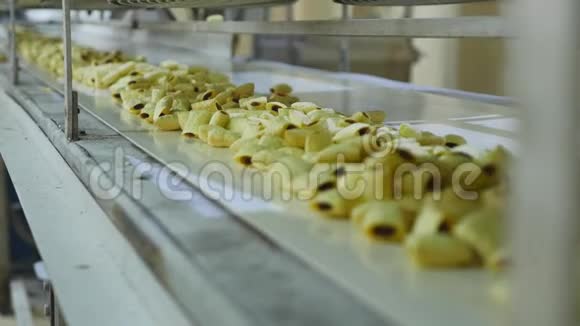 工厂生产甜玉米小吃视频的预览图