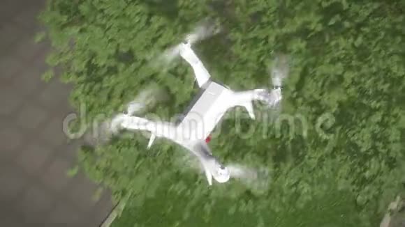 传送无人机和城镇背景3d动画4K视频的预览图
