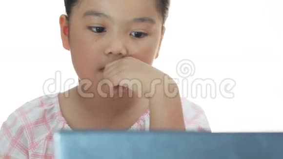 孩子们在看电脑视频的预览图
