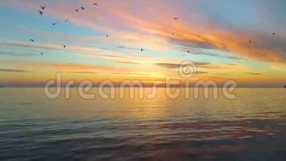 海滩上的海上日出热带岛屿视频的预览图
