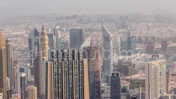 在日出后的早晨迪拜市区带塔和摩天大楼的空中景观视频的预览图
